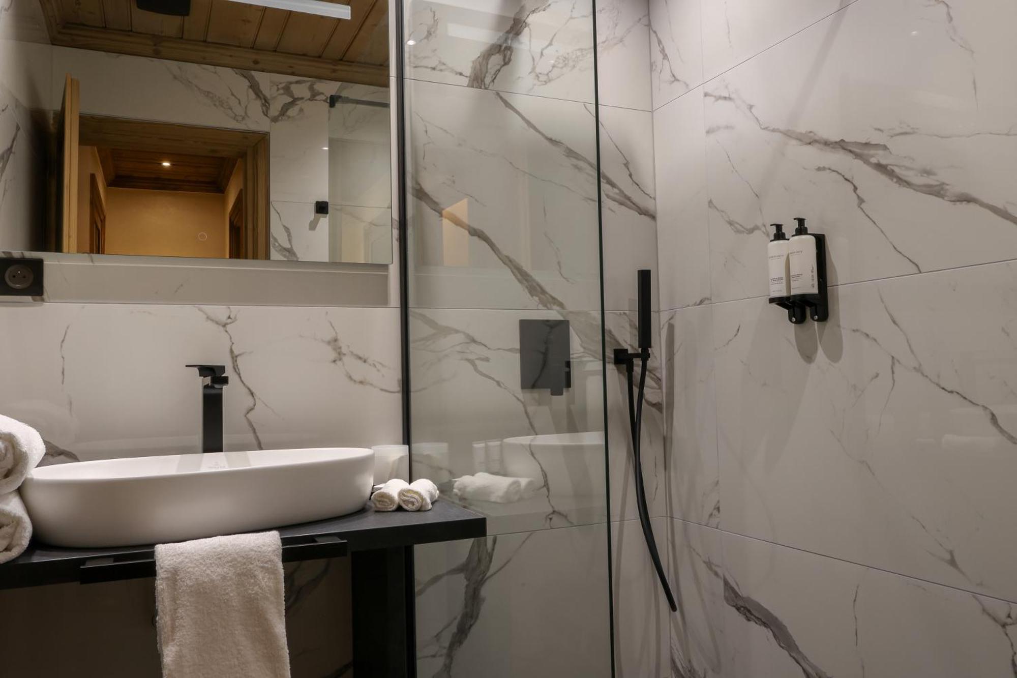 Chambre Double ou Lits Jumeaux avec Douche